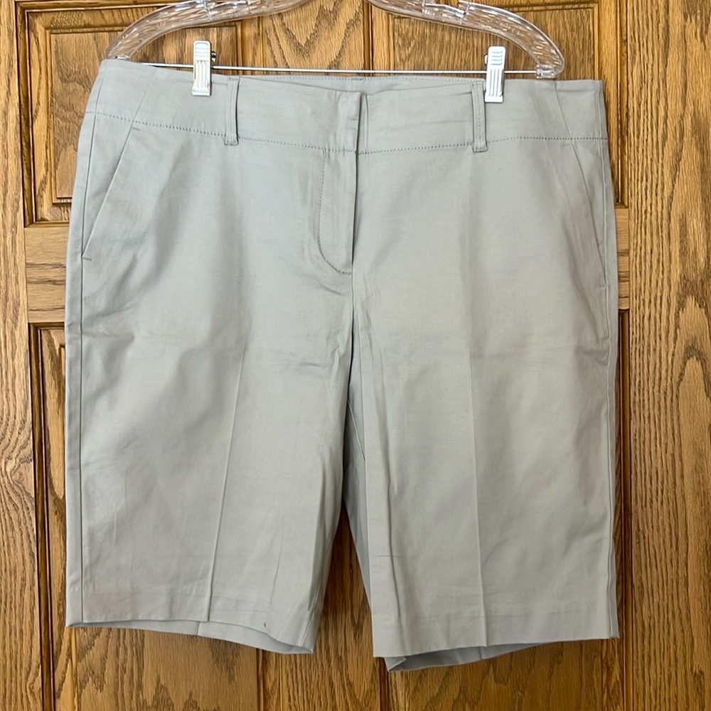 NEW Ann Taylor Short. Light Tan, Size 14